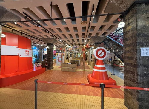 一年时间都不到,绍兴天地中庭最大连锁店连夜撤场 店内已经搬空 不少人逛过....